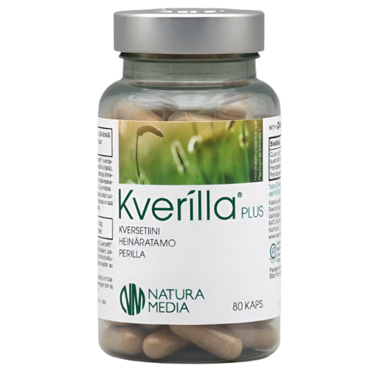 Natura Media Kverilla Plus; pullo tekstillä ”Kverilla Plus” valmistaja Natura Media, sisältää 80 kapselia; astia lieriömäinen ja läpikuultamattoman valkoinen kierrekorkilla; etiketti kiiltäväpintainen vihreän ja beigen sävyissä ruohokuvituksin; teksti pääosin groteskifontilla, etiketissä erityisesti korostettu kversetiini ja perillauute; neutraali studiotausta, ei ihmisiä tai käsiä.