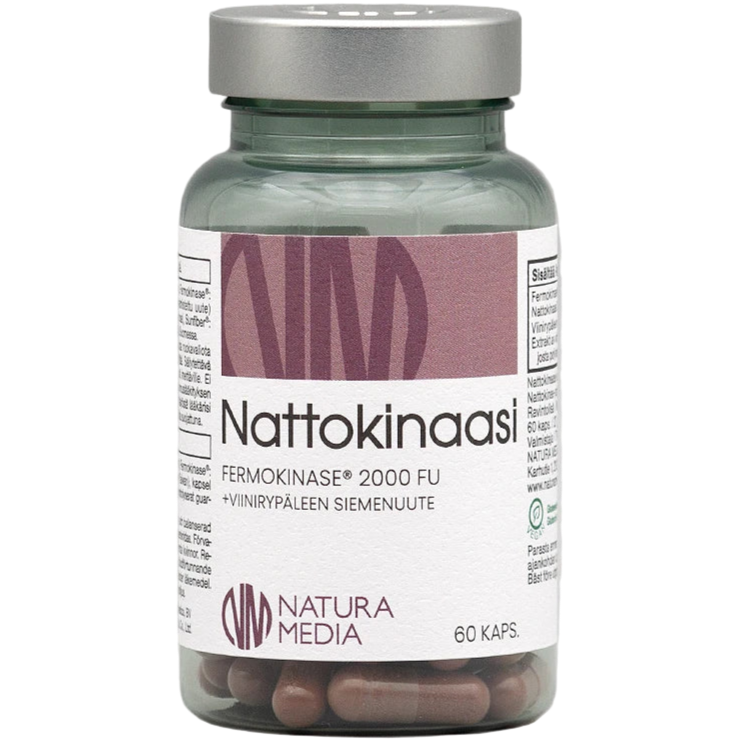 Natura Media Nattokinaasi; Natura Media Nattokinaasi -ravintolisäpullo, 60 kapselia, suomenkielisessä etiketissä maininta nattokinaasista ja vihreä kansi; muovipullo lieriömäinen mattavalkoisella pinnalla ja läpinäkymättömällä vihreällä kierrekannella; etuetiketissä mustaa ja vihreää suomenkielistä groteskitekstiä, tuotenimi ja kapselimäärä; kuvattu vain tuote valkoisella taustalla, ei ihmisiä tai käsiä.