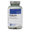 Natura Media Kalium 400 mg: muovipurkki valkoisella kierrekorkilla, sylinterimäinen muoto, sisältää 120 valkoista kaliumkapselia; etiketissä suomenkielistä tekstiä, Natura Media -logo sekä selkeät valkoiset ja siniset osiot groteskikirjasimella; tuote kuvattu studiovalaistuksessa yksiväristä taustaa vasten.