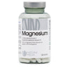 Natura Media Magnesium Bisglysinaatti; pullo Natura Media -magnesiumravintolisää, 120 kapselia, etiketti suomeksi, esillä valkoisella taustalla; muovipullo valkoinen, lieriömäinen muoto ja mattapinta, kierrekansi; etiketissä selkeää mustaa ja sinistä groteskitekstiä tuotenimelle suomeksi; kuvassa vain avaamaton pullo keskitettynä saumattomalle, hyvin valaistulle valkoiselle taustalle.