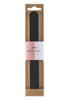 Needs Iso Kynsiviila; musta kynsiviila ruskeassa pakkauksessa valkoisella ja vaaleanpunaisella suorakulmaisella etiketillä, jossa lukee ”needs. NAIL FILE” suur- ja pienaakkosin groteskikirjaimin; pakkaus on avaamaton, suorakulmainen ja mattapintainen; tausta yksivärinen; ei ihmisiä tai käsiä näkyvissä kuvassa.