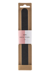 Needs Iso Kynsiviila; musta kynsiviila ruskeassa pakkauksessa valkoisella ja vaaleanpunaisella suorakulmaisella etiketillä, jossa lukee ”needs. NAIL FILE” suur- ja pienaakkosin groteskikirjaimin; pakkaus on avaamaton, suorakulmainen ja mattapintainen; tausta yksivärinen; ei ihmisiä tai käsiä näkyvissä kuvassa.