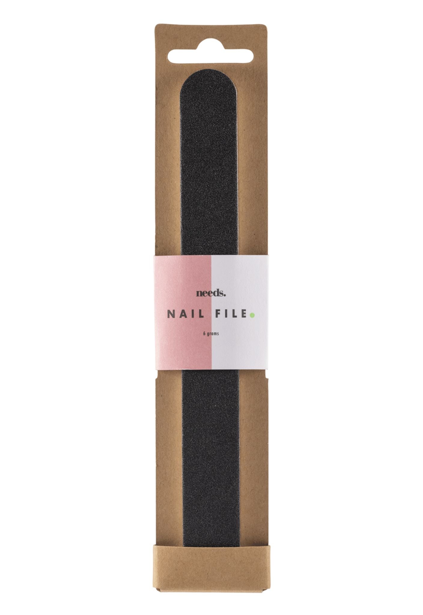 Needs Iso Kynsiviila; musta kynsiviila ruskeassa pakkauksessa valkoisella ja vaaleanpunaisella suorakulmaisella etiketillä, jossa lukee ”needs. NAIL FILE” suur- ja pienaakkosin groteskikirjaimin; pakkaus on avaamaton, suorakulmainen ja mattapintainen; tausta yksivärinen; ei ihmisiä tai käsiä näkyvissä kuvassa.
