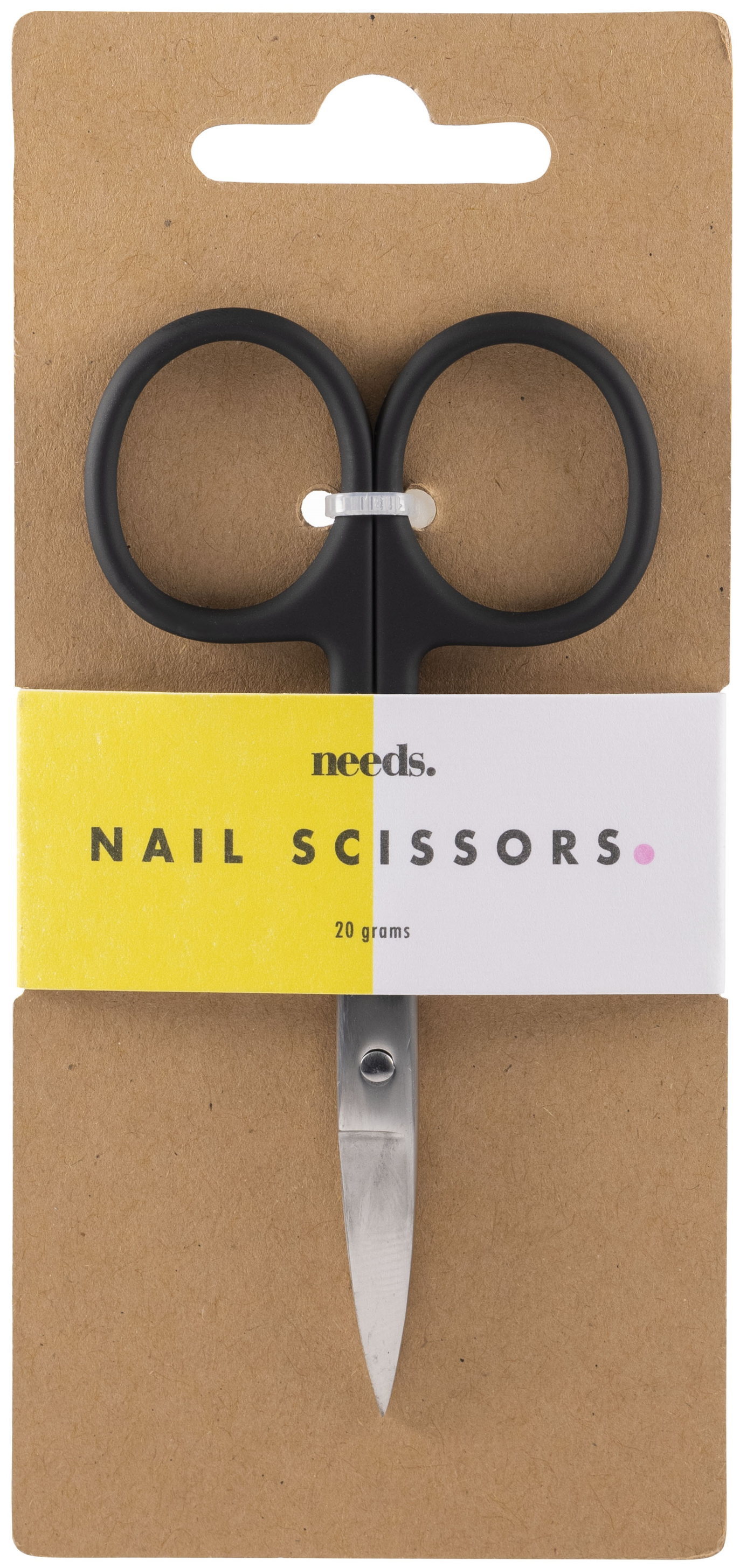 Needs Kynsisakset; pienet kynsisakset mustin muovikahvoin ja metalliterin, mattapinnalla, kiinnitetty suorakulmaiseen ruskeaan pahvipakkaukseen; pakkauksessa keltainen ja valkoinen etiketti, jossa lukee ”needs. NAIL SCISSORS 20 grams” selkeällä groteskifontilla; tuote ja pakkaus kuvattu neutraalia tai yksivärista taustaa vasten lähikuvassa.