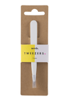 Needs Pinsetit terävä kärki; valkoiset pinsetit mattapintaisessa pahvipakkauksessa, etiketissä lukee needs. TWEEZERS 12 grams, kuvattu yksivärista taustaa vasten; pakkauksessa keltaisia ja valkoisia lohkoja lihavalla groteskitekstillä; tuote esitetty avaamattomana; ei käsiä tai ihmisiä näkyvissä kuvassa; kestävät ja tarkat jokapäiväiseen käyttöön.