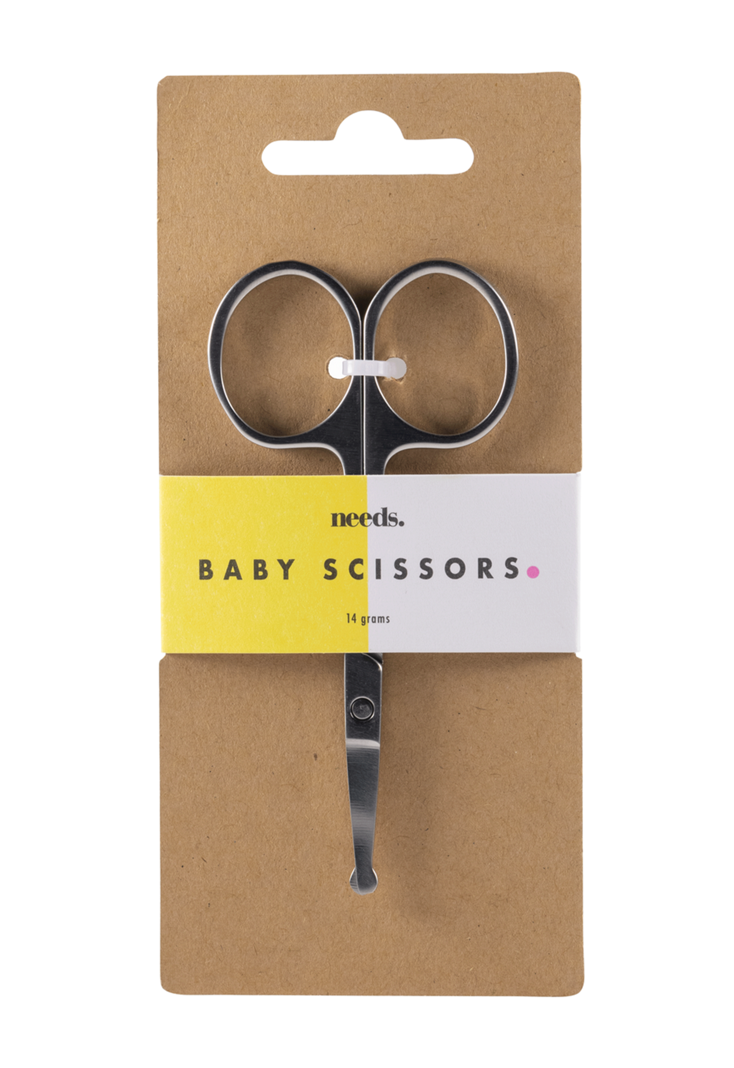 Needs Vauvan Kynsisakset; vauvansakset pyöristetyin kärjin, kiinnitetty ruskeaan mattapintaiseen pakkaukseen, merkitty ”needs.”; teksti ”BABY SCISSORS” ja ”14 grams” lihavalla groteskifontilla; sakset ovat valkoisin muovikahvoin ja metalliterin; pakkaus on suorakulmainen; keltainen ja valkoinen jaettu tausta, tasokuva; ei ihmisiä tai käsiä näkyvissä; sakset on suunniteltu turvallisiksi vauvan käyttöön.
