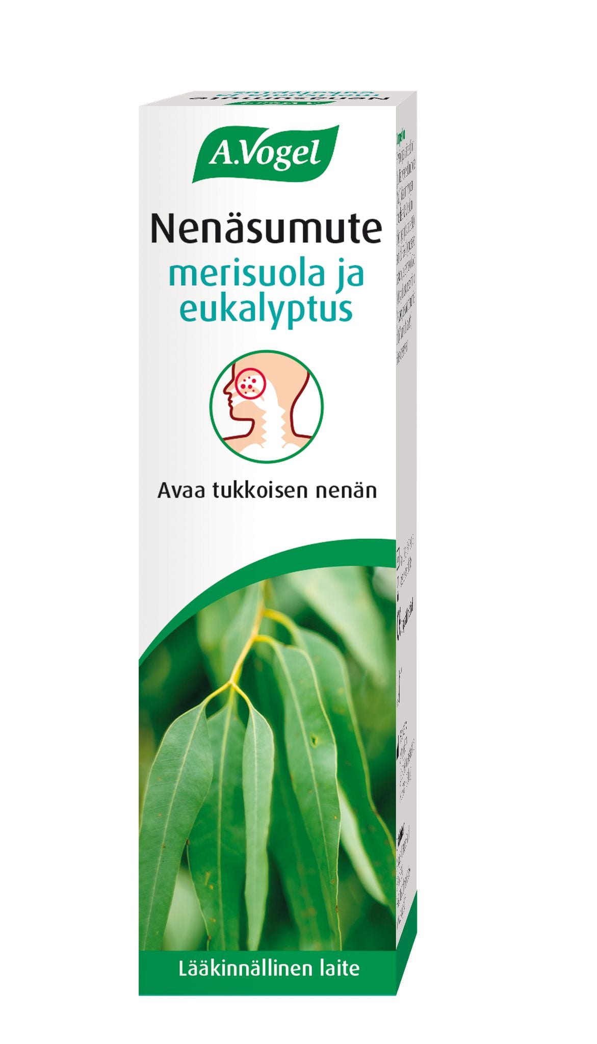 A.Vogel Nenäsumute, meresuola ja eukalyptus; valkoinen ja vihreä suorakaiteen muotoinen kiiltäväpintainen pakkaus, jossa eukalyptuksen lehtiä ja kuva puhtaasta nenästä; suomenkielinen teksti kertoo meresuolan luontaisista hyödyistä tukkoisen nenän avaamiseen; kuvattu pystyasennossa vaalealla taustalla ilman ihmisiä.