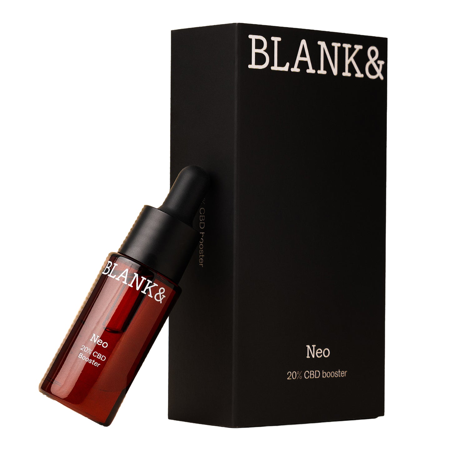 Blank& Neo CBD Booster 20 %; punainen lasinen tippapullo tekstillä BLANK& Neo 20% CBD Booster nojaa mattamustaa suorakulmaista rasiaa vasten, jossa sama brändäys ja tuotenimi; etiketti- ja rasiateksti lihavoitua nykyaikaista groteskia valkoisella; valkoinen tausta, ei muita esineitä tai ihmisiä; kuva otettu suoraan edestä, molemmat tuotteet selkeästi näkyvissä keskellä.