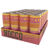 NOCCO BCAA Arancia Energiajuoma 24-pack; tarjotin NOCCO-tölkkejä appelsiinin ja granaattiomenan maussa, merkitty ”ARANCIA”; lieriömäiset tölkit kirkkaan oranssina ja vaaleanpunaisena mattapinnalla, näyttävät suurta, lihavoitua valkoista tikkukirjasinta; tölkit järjestetty useisiin riveihin suorakaiteen muotoisessa pahvitarjottimessa, joka vastaa tölkkien ilmettä; tausta tasainen valkoinen, ei ihmisiä tai käsiä näkyvissä.
