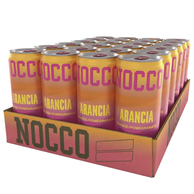 NOCCO BCAA Arancia Energiajuoma 24-pack; tarjotin NOCCO-tölkkejä appelsiinin ja granaattiomenan maussa, merkitty ”ARANCIA”; lieriömäiset tölkit kirkkaan oranssina ja vaaleanpunaisena mattapinnalla, näyttävät suurta, lihavoitua valkoista tikkukirjasinta; tölkit järjestetty useisiin riveihin suorakaiteen muotoisessa pahvitarjottimessa, joka vastaa tölkkien ilmettä; tausta tasainen valkoinen, ei ihmisiä tai käsiä näkyvissä.