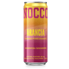 NOCCO BCAA Arancia Energiajuoma 24-pack; korkea NOCCO Arancia -tölkki mattapinnalla ja pystysuoralla lieriömäisellä muodolla, näyttää keltaisesta vaaleanpunaiseen liukuvan taustan; etiketissä lihavoitua tikkukirjasinta, ”NOCCO” yläosassa ja ”ARANCIA” alla, sekä pienempää tekstiä ”180 mg caffeine”, ”sugar-free” ja ”carbonated”; ei ihmisiä tai käsiä näkyvissä; neutraali studiotyylinen tausta.