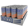 NOCCO Electrolyte Blood Orange Energiajuoma 24-pack; pahvinen tarjotin sisältää 24 hopeista NOCCO Electrolyte -tölkkiä sinisin ja oranssein elementein, aseteltuna neljään riviin kuusi kappaletta rivissä; tölkit alumiinia heijastavalla, hieman kiiltävällä pinnalla; pakkauksessa lihavoitua valkoista groteskitekstiä, selkeästi näkyy tuotenimi ja sana ”Electrolyte”; valkoinen tausta, ei ihmisiä tai käsiä; kuva otettu edestäpäin silmän korkeudelta.