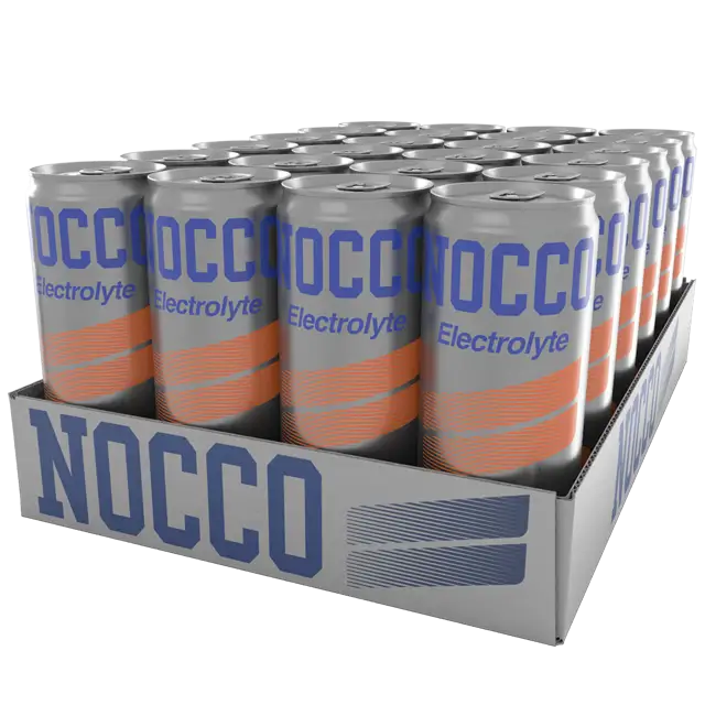 NOCCO Electrolyte Blood Orange Energiajuoma 24-pack; pahvinen tarjotin sisältää 24 hopeista NOCCO Electrolyte -tölkkiä sinisin ja oranssein elementein, aseteltuna neljään riviin kuusi kappaletta rivissä; tölkit alumiinia heijastavalla, hieman kiiltävällä pinnalla; pakkauksessa lihavoitua valkoista groteskitekstiä, selkeästi näkyy tuotenimi ja sana ”Electrolyte”; valkoinen tausta, ei ihmisiä tai käsiä; kuva otettu edestäpäin silmän korkeudelta.