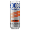 NOCCO Electrolyte Blood Orange Energiajuoma 24-pack; hopeinen NOCCO Electrolyte Blood Orange -juomatölkki sinisin ja oranssein tekstein ja kuvituksin; tölkki sylinterin muotoinen mattametallisella pinnalla; etikettitiedoissa ”sugar-free”, ”caffeine”, ”electrolytes” ja ”355 ml”; sininen palkkigroteski hallitsee kuvaa; tausta valkoinen ilman näkyvää ympäristöä tai ihmisiä.