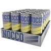 NOCCO Electrolyte Lemon-Lime Energiajuoma 24-pack; tarjotin, jolla useita hopeisia NOCCO Electrolyte -tölkkejä sinisin tekstein ja keltaisin korostuksin; tölkkien pinta metallinen ja kiiltävä, sylinterin muotoinen vakiokokoinen, siististi rivissä pahvisessa tarjottimessa; etikettiteksti lihavoidulla groteskilla; neutraali tausta, ei ihmisiä tai käsiä; studiotyylinen tuotekuva.