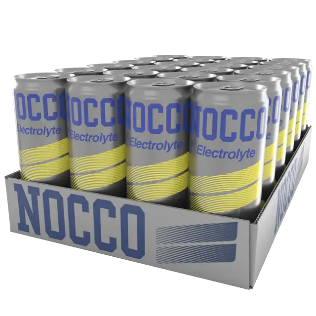 NOCCO Electrolyte Lemon-Lime Energiajuoma 24-pack; tarjotin, jolla useita hopeisia NOCCO Electrolyte -tölkkejä sinisin tekstein ja keltaisin korostuksin; tölkkien pinta metallinen ja kiiltävä, sylinterin muotoinen vakiokokoinen, siististi rivissä pahvisessa tarjottimessa; etikettiteksti lihavoidulla groteskilla; neutraali tausta, ei ihmisiä tai käsiä; studiotyylinen tuotekuva.