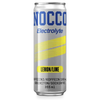 NOCCO Electrolyte Lemon-Lime Energiajuoma 24-pack; korkea hopeinen NOCCO Electrolyte Lemon/Lime -juomatölkki sinisin ja keltaisin kuvioin, näyttää 355 ml koon ja 180 mg kofeiinia, sokeriton-merkintä ruotsiksi; sylinterin muotoinen metallipakkaus mattapinnalla; lihavoitu groteskikirjasin tuotenimessä ja tiedoissa; kuvassa näkyy vain tölkki tasaista taustaa vasten, ei ihmisiä tai ympäristöä.