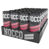 NOCCO FOCUS The Berries Energiajuoma 24-pack; musta tarjotin, jossa 24 NOCCO Focus -energiajuomatölkkiä lihavalla mustalla ja pinkillä muotoilulla, aseteltu neljään riviin kuusi kappaletta rivissä; tarjotin on suorakulmainen, NOCCO-logo suurin valkoisin lohkokirjaimin sivulla; kukin tölkki on sylinterinmuotoinen mattapinnalla, groteskitekstillä ”NOCCO FOCUS”; tausta yksivärinen, ei ihmisiä näkyvissä, studiotuotekuva.