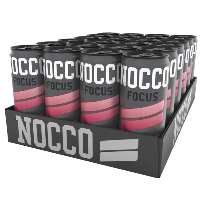 NOCCO FOCUS The Berries Energiajuoma 24-pack; musta tarjotin, jossa 24 NOCCO Focus -energiajuomatölkkiä lihavalla mustalla ja pinkillä muotoilulla, aseteltu neljään riviin kuusi kappaletta rivissä; tarjotin on suorakulmainen, NOCCO-logo suurin valkoisin lohkokirjaimin sivulla; kukin tölkki on sylinterinmuotoinen mattapinnalla, groteskitekstillä ”NOCCO FOCUS”; tausta yksivärinen, ei ihmisiä näkyvissä, studiotuotekuva.