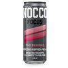 NOCCO FOCUS The Berries Energiajuoma 24-pack; tölkki NOCCO Focus -energiajuomaa, maku The Berries, sisältää 180 mg kofeiinia ja BCAA-aminohappoja; tölkki on alumiinia, sylinterinmuotoinen, pääosin musta mattapinnalla; punaista ja valkoista tekstiä isoin kirjaimin, kuvituselementit kulmikkaita; etiketissä useita kieliä; kuvassa vain tölkki yksivärista taustaa vasten tuotekuvana.