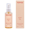 Nomai Soft OiI Intiimi- ja vartaloöljy; 50 ml:n pullo Nomai Soft Oil -tuotetta valkoisella pumppuannostelijalla seisoo pystyssä suorakulmaisen laatikkonsa vieressä; pullo ja laatikko ovat mattabeigeja oranssilla groteskitekstillä; luettavassa etikettitekstissä mainitaan käyttö intiimialueille, raskausarpiin ja ihon hoitoon parranajon jälkeen; ei ihmisiä, rekvisiittaa tai muita esineitä näkyvissä; tausta vaalea ja yksivärinen, tavanomainen tuotekuvakulma.