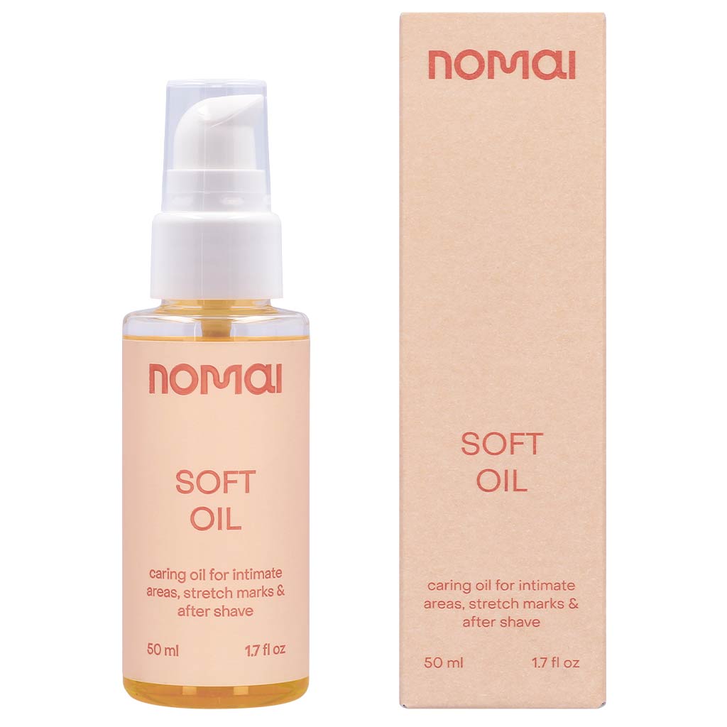 Nomai Soft OiI Intiimi- ja vartaloöljy; 50 ml:n pullo Nomai Soft Oil -tuotetta valkoisella pumppuannostelijalla seisoo pystyssä suorakulmaisen laatikkonsa vieressä; pullo ja laatikko ovat mattabeigeja oranssilla groteskitekstillä; luettavassa etikettitekstissä mainitaan käyttö intiimialueille, raskausarpiin ja ihon hoitoon parranajon jälkeen; ei ihmisiä, rekvisiittaa tai muita esineitä näkyvissä; tausta vaalea ja yksivärinen, tavanomainen tuotekuvakulma.