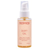 Nomai Soft OiI Intiimi- ja vartaloöljy; 50 ml:n pumppupullo, jossa lukee nomai SOFT OIL, öljy tarkoitettu intiimialueiden, raskausarpien ja parranajon jälkeisen ihon hoitoon; kirkkaassa muovisäiliössä näkyy kellertävä neste; pullo on sylinterinmuotoinen, mattapinnan beigeä etikettiä yksinkertaisella groteskitekstillä; ei ihmisiä tai rekvisiittaa näkyvissä, tausta yksivärinen valkoinen.