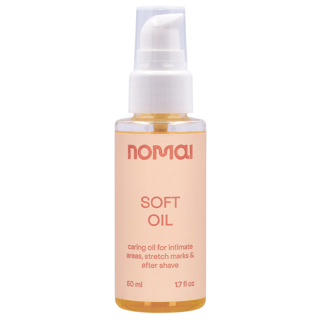 Nomai Soft OiI Intiimi- ja vartaloöljy; 50 ml:n pumppupullo, jossa lukee nomai SOFT OIL, öljy tarkoitettu intiimialueiden, raskausarpien ja parranajon jälkeisen ihon hoitoon; kirkkaassa muovisäiliössä näkyy kellertävä neste; pullo on sylinterinmuotoinen, mattapinnan beigeä etikettiä yksinkertaisella groteskitekstillä; ei ihmisiä tai rekvisiittaa näkyvissä, tausta yksivärinen valkoinen.