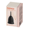 Nomai kuukuppi musta; suorakulmainen pakkaus kuvituksin ja painetuin tuotetiedoin, teksti "nomai", "Designed by a gynaecologist" ja "Reusable Menstrual Cup"; sisällä pyöristetyn muotoinen, mattapintainen musta kuukuppi.