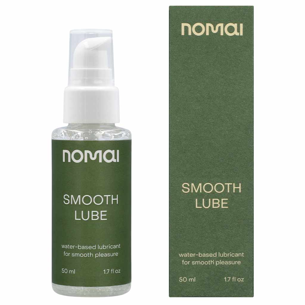 Nomai Vesipohjainen Liukuvoide; pullo ja laatikko Nomai Smooth Lube -vesipohjaista liukuvoidetta, 50 ml; molemmat esineet ovat vihreitä valkoisella, yksinkertaisella groteskitekstillä; pullo on sylinterinmuotoinen kirkkaalla muovisella pumppuannostelijalla; pintakäsittely vaikuttaa mattapintaiselta; laatikko on suorakulmainen, väritys ja etikettifontti sama kuin pullossa; ei ihmisiä tai käsiä näkyvissä; tausta neutraali, tavanomainen tuotekuvakulma.