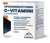 Nordaid Liposomaalinen C-vitamiini, 1000 mg; suomen- ja ruotsinkielistä tekstiä, hunajakennokuvio sekä sininen brändilogo; suorakulmainen, valkoinen, mattapintainen pakkaus; lihavoitua groteskifonttia mustana ja kultaisena, sisältää tietoa ainesosista, mausta ja annostelusta; ei ihmisiä; pakkaus kuvattu vaalealla taustalla lähikuvassa.