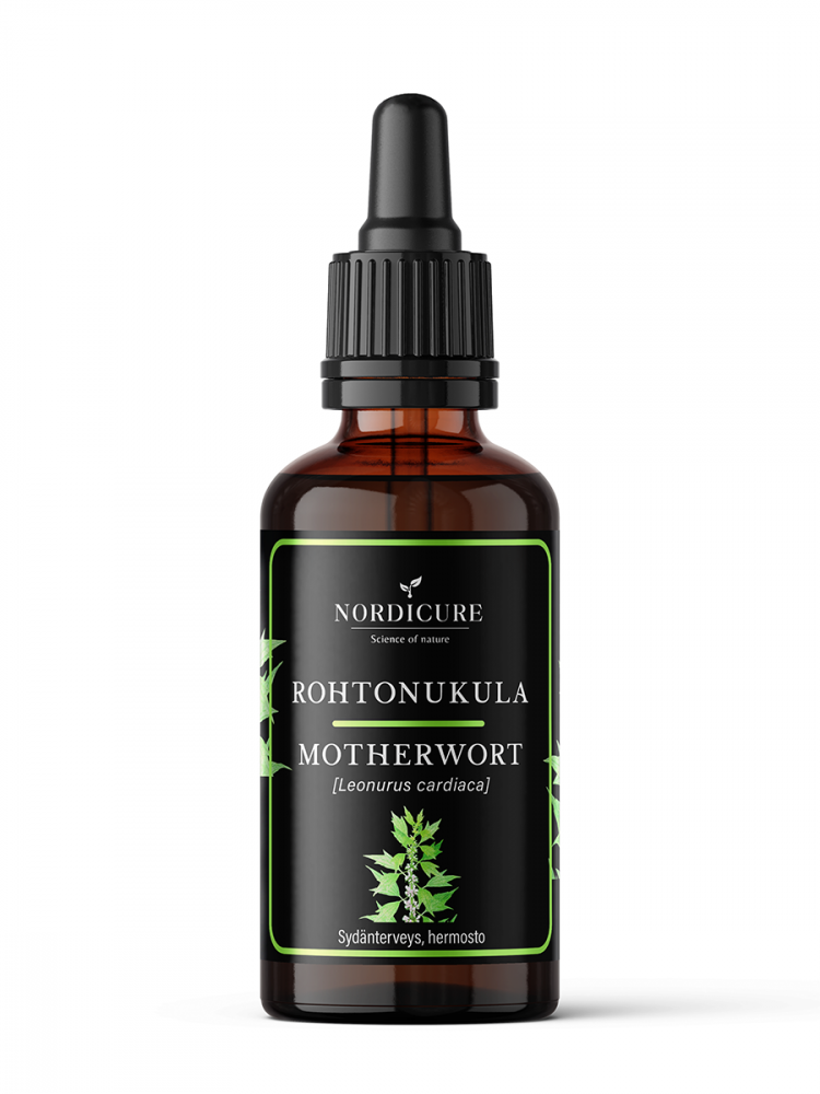 Ruskea lasinen tippapullo, jossa lukee Nordicure Motherwort (Leonurus cardiaca), vihreitä lehtikuvituksia ja suomenkielistä tekstiä, joka korostaa tätä Nordicure-yrttivalmistetta; etiketissä sekoitus lihavoitua ja tavallista groteskikirjasinta; pullon viimeistely kiiltävä, musta muovinen tippakorkki päällä; tausta yksinkertainen valkoinen, ei ihmisiä tai käsiä näkyvissä; kuva otettu suoraan edestä.