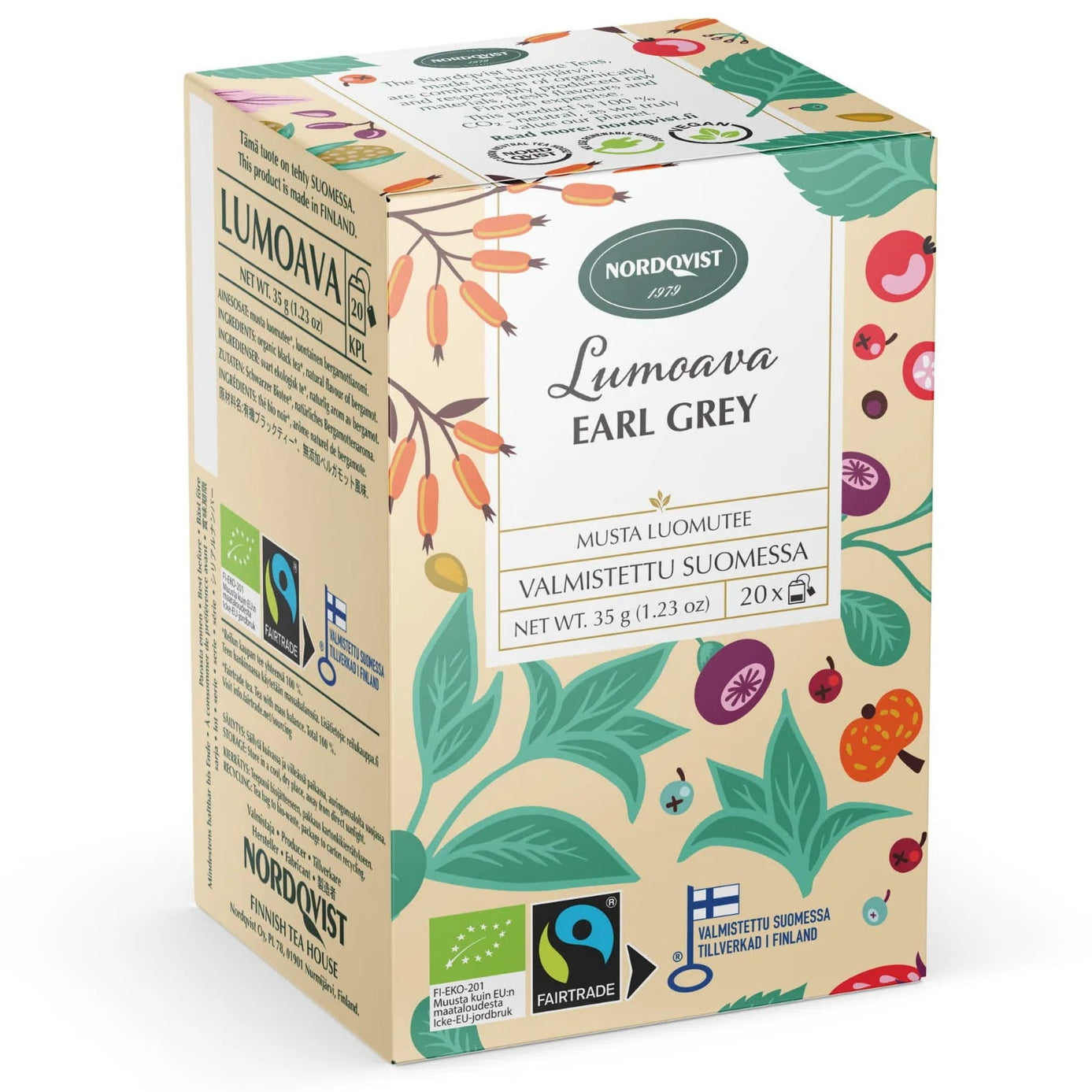Nordqvist Lumoava Luomu Earl Grey; rasia Nordqvist Lumoava Earl Grey -teetä eloisin lehti- ja marjakuvituksin, merkitty Reilun kaupan sertifioinnilla ja suomalaisella laatumerkinnällä, sisältää 20 teepussia; suorakulmainen rasia kiiltopinnalla ja monivärisellä painetulla kuvituksella; pakkaus pahvia; osa tekstistä lihavoidulla groteskilla; valkoinen tausta, ei ihmisiä tai käsiä kuvassa.