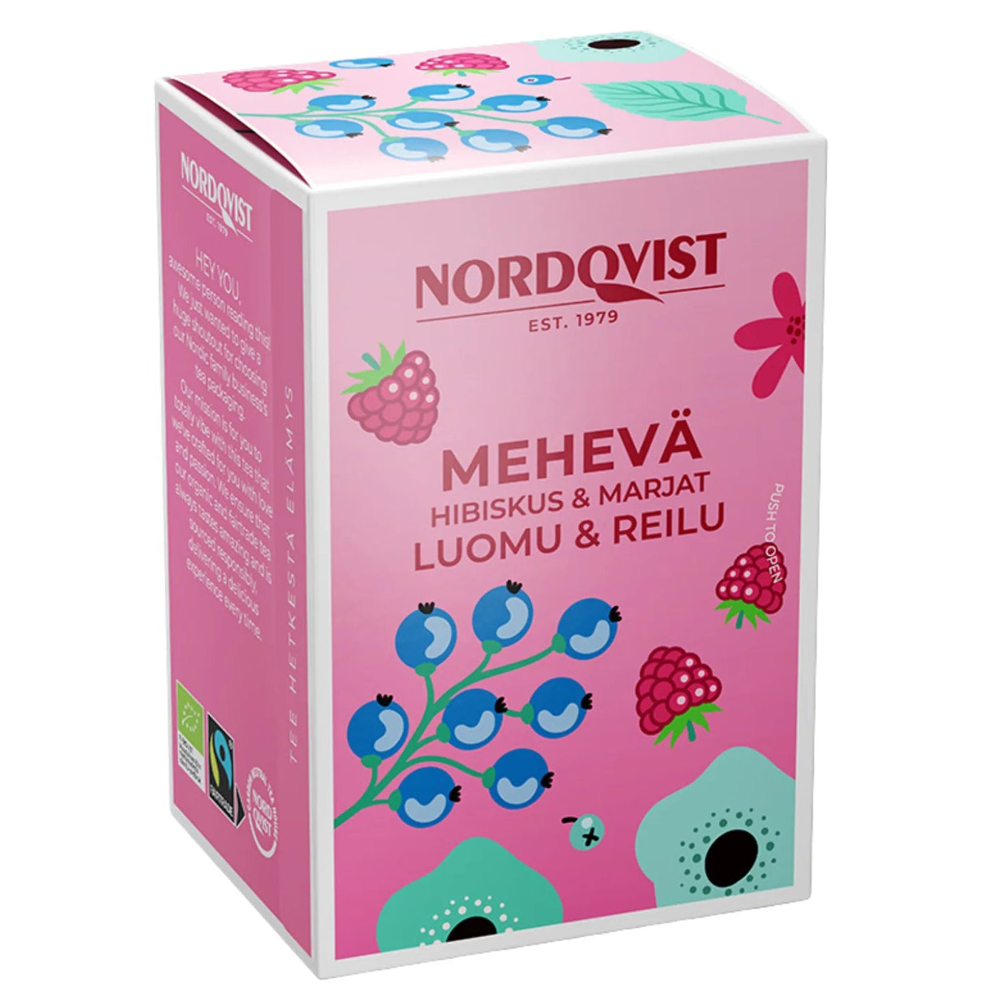 Nordqvist Mehevä Hibiskus & Marjat Luomutee: pinkki teerasia koristeltu eloisin marja- ja kukkakuvituksin; pakkaus on suorakulmainen mattapintaista kartonkia; lihavoitu groteskikirjasin valkoisella ja tummilla väreillä; etiketissä lukee "MEHEVÄ Hibiskus & Marjat LUOMU & REILU", korostaen tätä luomu- ja reilun kaupan hibiskus-marjateetä; tausta on yksinkertainen, ei ihmisiä tai muita esineitä näkyvissä.