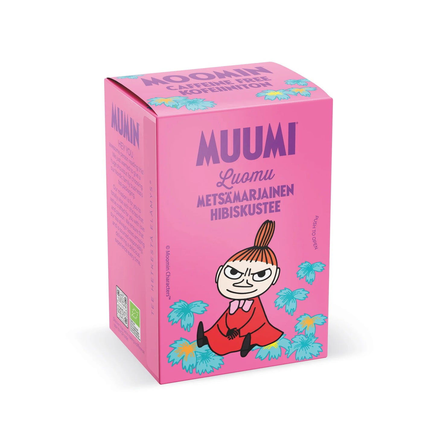 Muumi Luomu Metsämarjainen Hibiskustee: pinkki suorakulmainen rasia mattapinnalla, Muumin luomumarjahibiskustee; etuosassa sarjakuvahahmo punaisten ja sinisten lehtien keskellä sekä marjakuvituksia; lihavoitua suomenkielistä tekstiä groteskikirjasimella etuosassa; tausta on valkoinen ja yksinkertainen, ei ihmisiä tai käsiä näkyvissä.