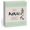 Nordqvist Riku Matcha Teejauhe; vihreä suorakaiteen muotoinen pahvipakkaus mattapinnalla; etuosassa teksti AIKU Japan Matcha lihavoiduin valkoisin ja kultaisin kirjaimin, japanilaisia kanji-merkkejä ja pienikokoista monikielistä tuoteselostetta; kuvattu valkoisella taustalla ilman ihmisiä tai käsiä.