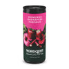 Nordqvist Sparkling Ice Tea Mansikka-Raparperi-Hibiskus: tölkki eloisin mansikka-, raparperi- ja hibiskuskukkakuvituksin tyylikkäällä pinkki-mustalla etiketillä; teksti "Mansikka Raparperi Hibiskus" ja "Kofeiiniton"; sylinterimäinen alumiinitölkki mattapinnalla; pääväreinä pinkin, punaisen, vihreän, valkoisen ja mustan sävyt; lihavoitu versaaligroteskikirjasin tuotenimelle; ei ihmisiä tai käsiä näkyvissä, tausta yksinkertainen tuote keskitettynä.