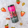 Nordqvist Sparkling Ice Tea Mansikka-Raparperi-Hibiskus: tölkki lepää jään päällä mansikoiden ja raparperinpalojen ympäröimänä; sylinterimäinen tölkki mattapinnalla, painetut kuvat mansikoista, raparperista ja hibiskuksesta; pääetiketissä suomenkielinen teksti mausta; tausta koostuu pelkästään jäästä ja hedelmänpaloista, ei ihmisiä näkyvissä.
