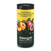 Nordqvist Sparkling Ice Tea Persikka-Passion-Vihreä tee: tölkki eloisin persikka- ja passionhedelmäkuvituksin, merkitty suomeksi "Persikka Passionhedelmä Vihreä Tee"; alumiinitölkki on sylinterimäinen kiiltäväpinnalla, keltaisia ja vihreitä osioita; groteskikirjasin etikettiteksteille; tausta on yksinkertainen, ei ihmisiä tai muita esineitä näkyvissä.