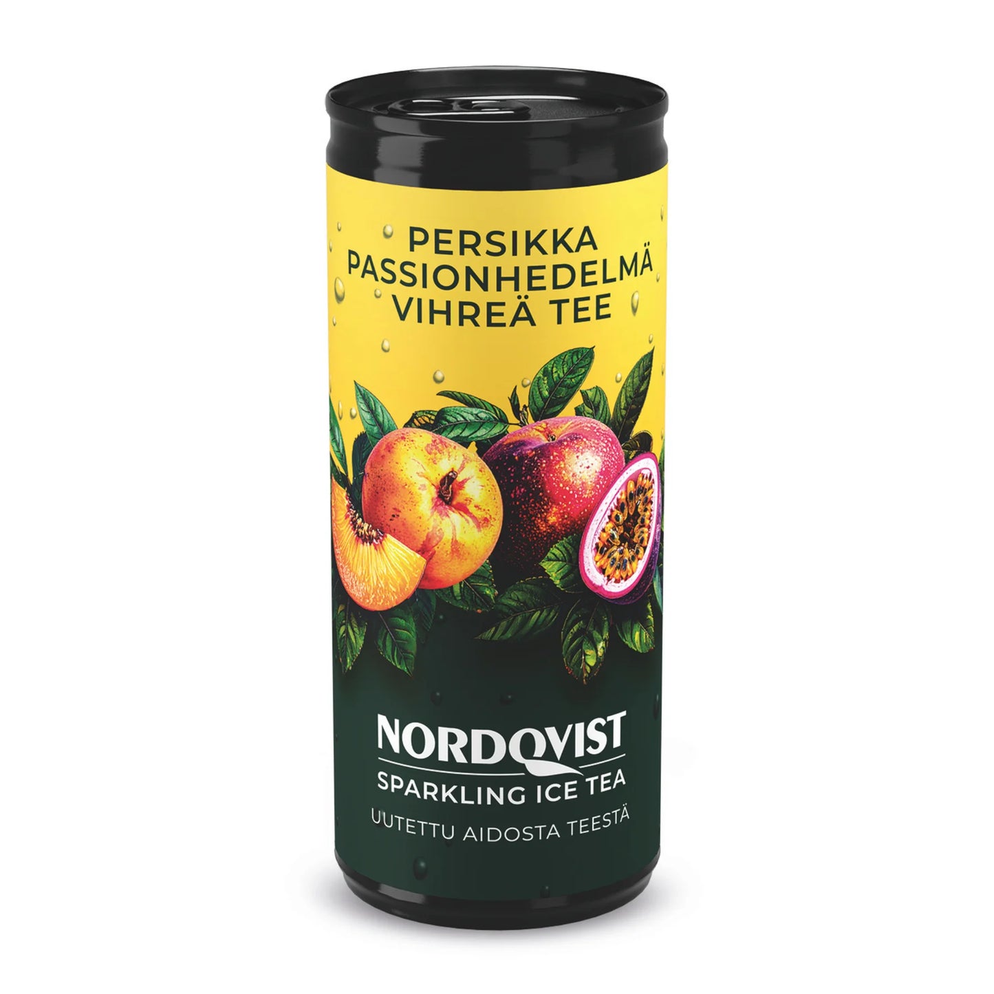 Nordqvist Sparkling Ice Tea Persikka-Passion-Vihreä tee: tölkki eloisin persikka- ja passionhedelmäkuvituksin, merkitty suomeksi "Persikka Passionhedelmä Vihreä Tee"; alumiinitölkki on sylinterimäinen kiiltäväpinnalla, keltaisia ja vihreitä osioita; groteskikirjasin etikettiteksteille; tausta on yksinkertainen, ei ihmisiä tai muita esineitä näkyvissä.