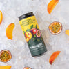 Nordqvist Sparkling Ice Tea Persikka-Passion-Vihreä tee: tölkki jääkuutioiden, persikkaviipaleiden ja halkaistujen passionhedelmien ympäröimänä; sylinterimäinen alumiinitölkki kiiltäväpinnalla, yksityiskohtaisin persikka- ja passionhedelmäkuvituksin; etiketissä brändinimi "Nordqvist" lihavoidulla typografialla otsikon "Sparkling Ice Tea" yläpuolella; ei ihmisiä tai käsiä näkyvissä, tuote kuvattu neutraalilla pinnalla.