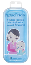 NoseFrida The Original -niistäjä läpinäkyvässä sinisessä pakkauksessa, kuvituksena äiti puhdistamassa vauvan nenää. Liittämäsi kaksi kuvaa ovat samat, joten yksi riittää.