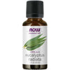 Now Foods Eucalyptus Radiata Eteerinen öljy, 100-prosenttinen; ruskea pullo mustalla korkilla, kyljessä eukalyptuksenlehtien kuvitus; pullo sylinterinmuotoinen kiiltäväpintainen muovikorkillinen; valkoisessa etiketissä tuotenimi groteskikirjasimella ja violetti brändilogo; valkoinen tausta ilman muuta ympäristöä tai ihmisiä; kuvattu suoraan edestä silmän korkeudelta.