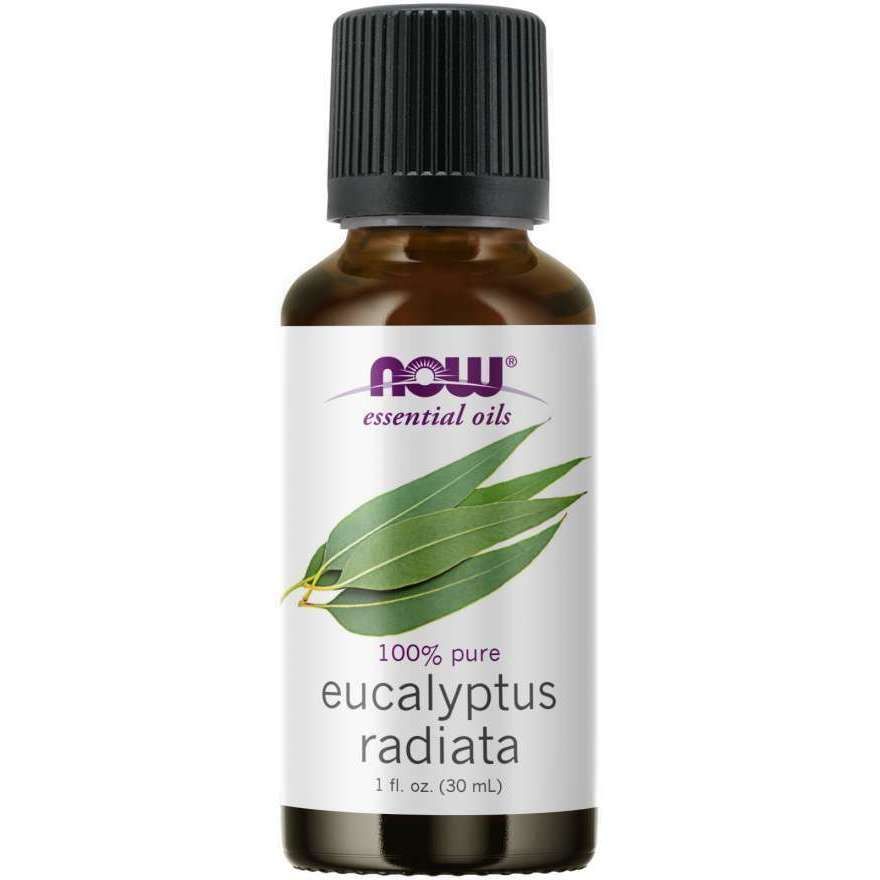 Now Foods Eucalyptus Radiata Eteerinen öljy, 100-prosenttinen; ruskea pullo mustalla korkilla, kyljessä eukalyptuksenlehtien kuvitus; pullo sylinterinmuotoinen kiiltäväpintainen muovikorkillinen; valkoisessa etiketissä tuotenimi groteskikirjasimella ja violetti brändilogo; valkoinen tausta ilman muuta ympäristöä tai ihmisiä; kuvattu suoraan edestä silmän korkeudelta.
