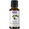 Now Foods Sitruuna Eucalyptus Eteerinen öljy; ruskea, kiiltäväpintainen sylinterinmuotoinen pullo mustalla korkilla; etiketti mattapintainen, kuvituksena eukalyptuksenlehtiä ja valkoisia kukkia; selkeällä groteskikirjasimella teksti "Eucalyptus citriodora" ja "1 fl. oz. (30 mL)"; vaalea tausta, pelkkä tuote kuvassa ilman ihmisiä tai käsiä.