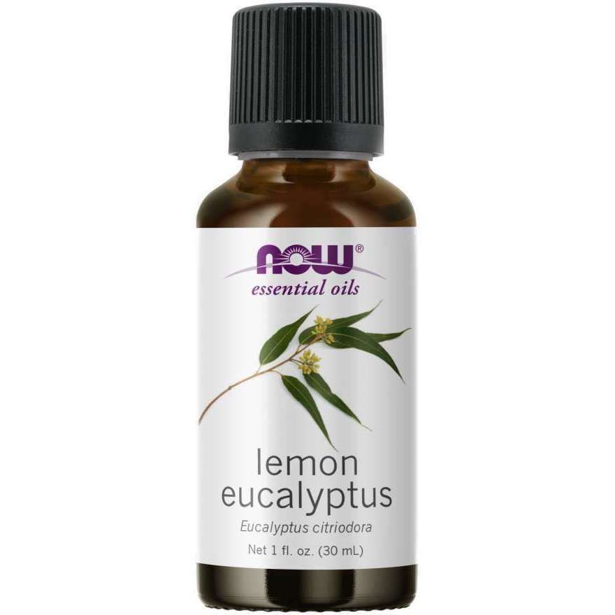 Now Foods Sitruuna Eucalyptus Eteerinen öljy; ruskea, kiiltäväpintainen sylinterinmuotoinen pullo mustalla korkilla; etiketti mattapintainen, kuvituksena eukalyptuksenlehtiä ja valkoisia kukkia; selkeällä groteskikirjasimella teksti "Eucalyptus citriodora" ja "1 fl. oz. (30 mL)"; vaalea tausta, pelkkä tuote kuvassa ilman ihmisiä tai käsiä.