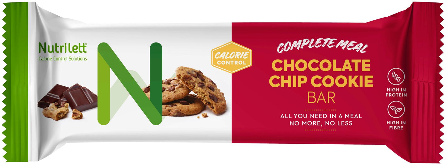Nutrilett Ateriankorvikepatukka, Chocolate Chip Cookie; punainen ja valkoinen kiiltäväpintainen muovikääre, jossa kuvia keksipaloista ja suklaapaloista; lihavoitu groteskiteksti Complete Meal, Calorie Control, high in protein, high in fiber; ei ihmisiä tai käsiä; neutraali tausta.