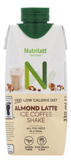 Nutrilett VLCD Almond Latte Ice Coffee Shake 12-pack; NutriLett Almond Latte Ice Coffee Shake -pakkaus, merkitty erittäin niukkaenergiseksi ruokavaliotuotteeksi; suorakulmainen pakkaus kierrekorkilla, matta pinta, pääväri beige-ruskea; etupuolella lasi täynnä shakea, kokonaisia manteleita ja kahvipapuja; etiketissä maininta lisätystä kuidusta ja viidestä ateriasta päivässä lihavoidulla groteskilla; valkoinen tausta, ei ihmisiä.