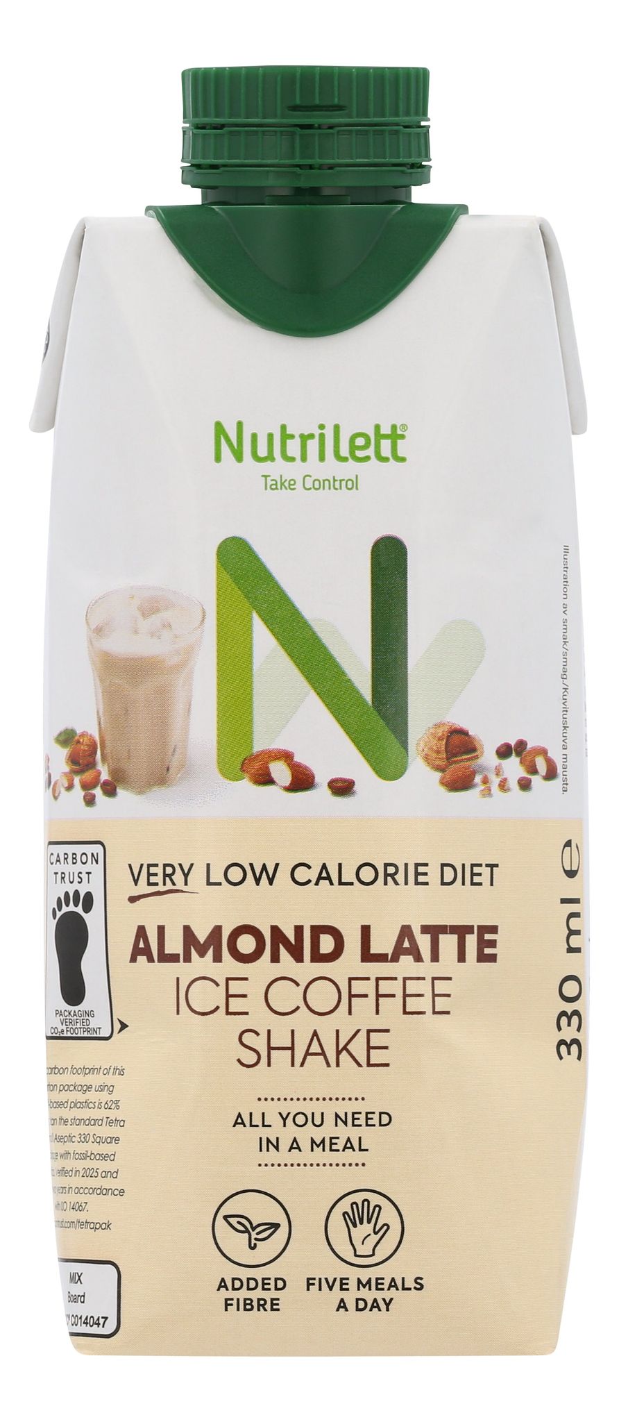 Nutrilett VLCD Almond Latte Ice Coffee Shake 12-pack; NutriLett Almond Latte Ice Coffee Shake -pakkaus, merkitty erittäin niukkaenergiseksi ruokavaliotuotteeksi; suorakulmainen pakkaus kierrekorkilla, matta pinta, pääväri beige-ruskea; etupuolella lasi täynnä shakea, kokonaisia manteleita ja kahvipapuja; etiketissä maininta lisätystä kuidusta ja viidestä ateriasta päivässä lihavoidulla groteskilla; valkoinen tausta, ei ihmisiä.