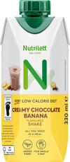 Nutrilett VLCD Creamy Chocolate Banana 12-pack, pakkaus vihreällä korkilla, 330 ml, merkitty erittäin vähäkaloriseksi, lisätyllä kuidulla ja ateriankorvaajaksi, kuvituksena lasi juomaa ja banaaniviipaleita; pakkaus suorakulmainen kiiltäväpintainen lihavoiduin kirjaimin etusivulla; tuote kuvattu valkoista taustaa vasten, ei ihmisiä eikä muita esineitä näkyvissä.